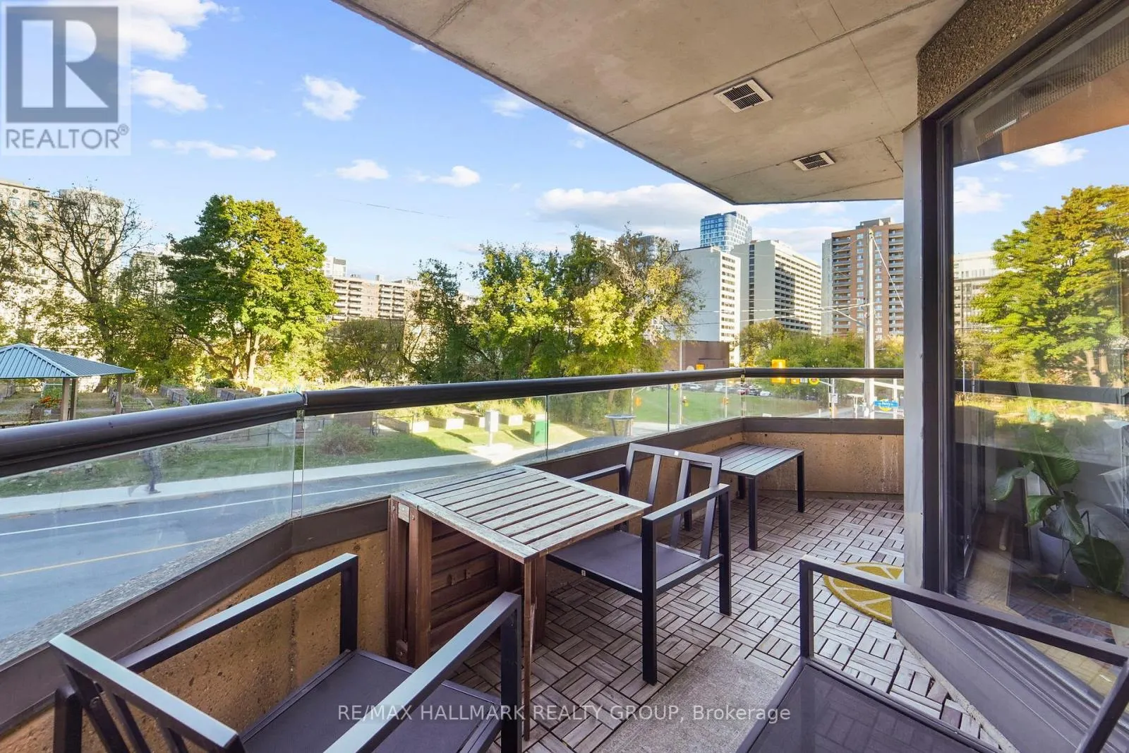 101 - 556 LAURIER AVENUE W