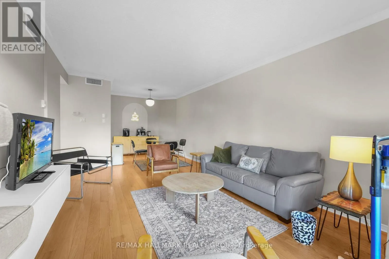 101 - 556 LAURIER AVENUE W