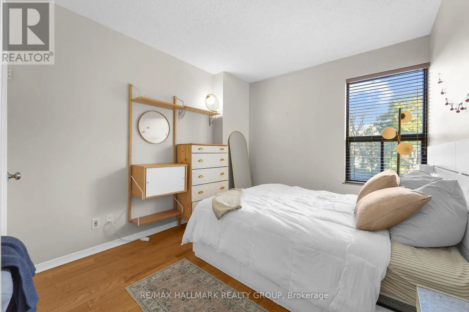 101 - 556 LAURIER AVENUE W