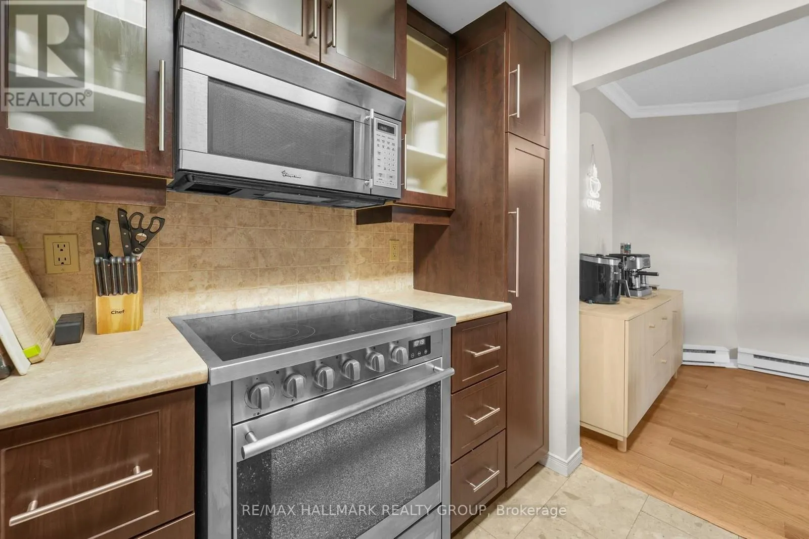 101 - 556 LAURIER AVENUE W