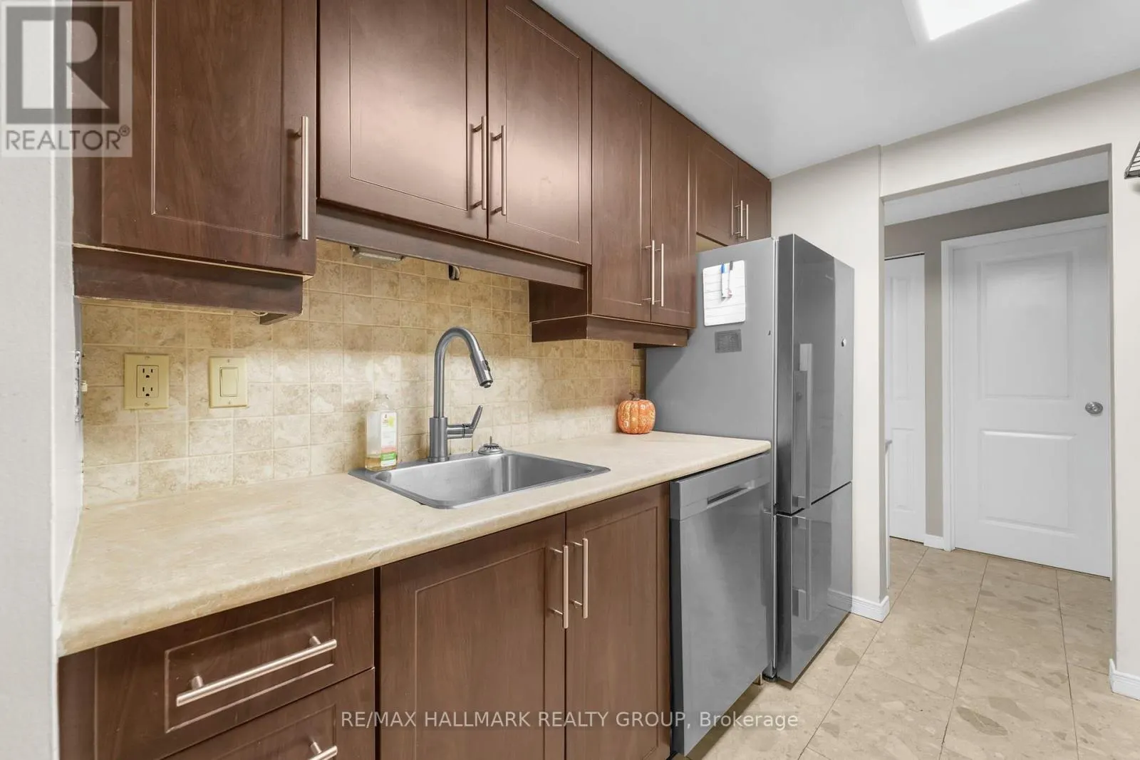 101 - 556 LAURIER AVENUE W