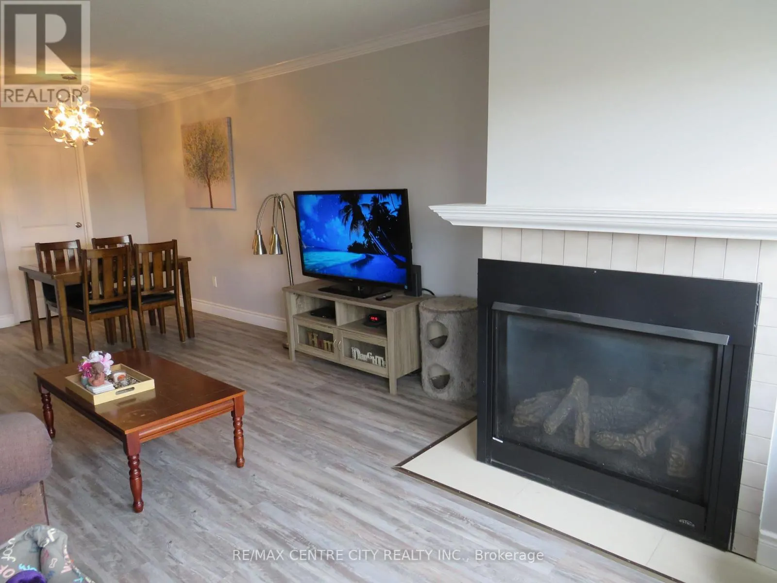 402 - 15 JACKSWAY CRESCENT, #402