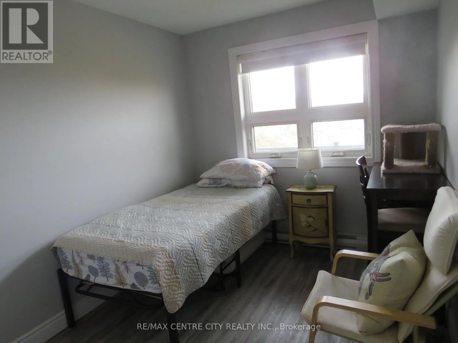 402 - 15 JACKSWAY CRESCENT, #402