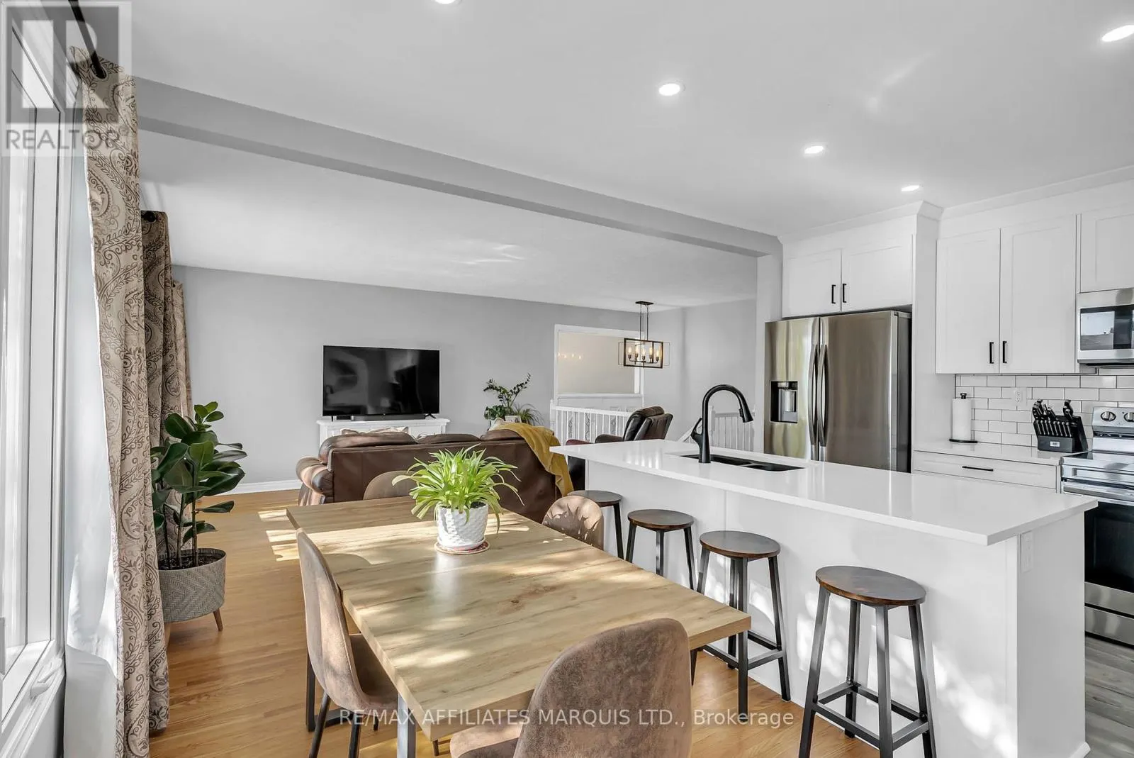 220 15TH STREET W