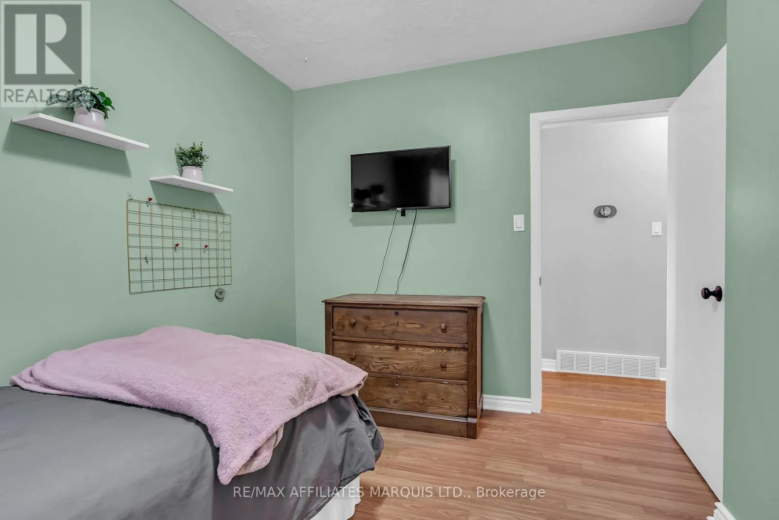 220 15TH STREET W