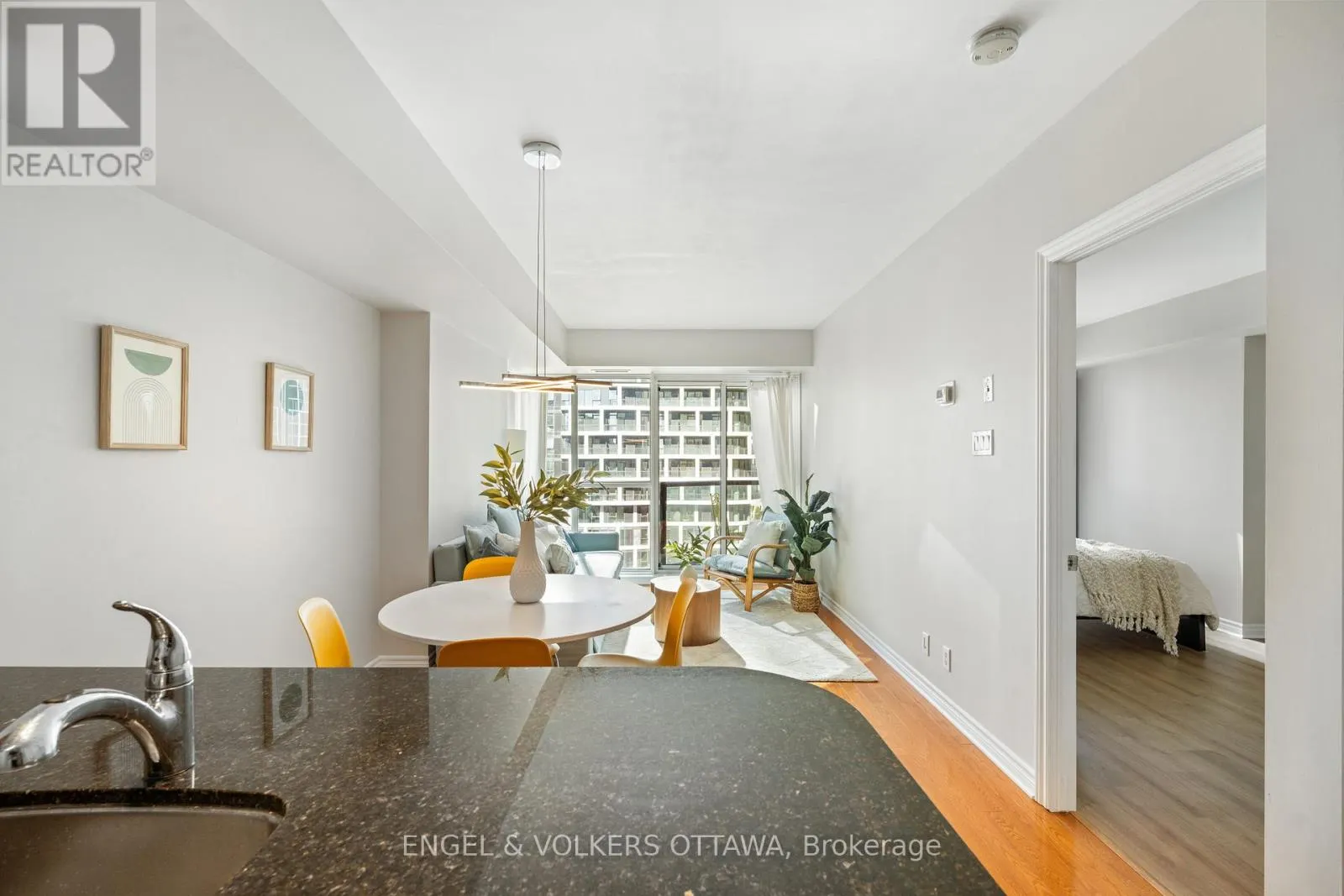 1403 - 445 LAURIER AVENUE W
