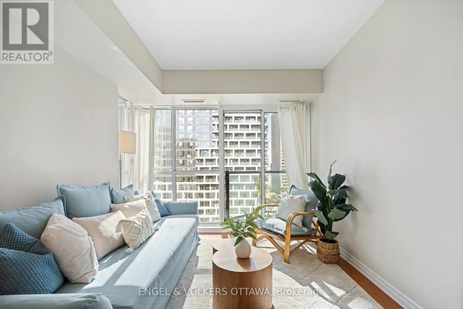 1403 - 445 LAURIER AVENUE W