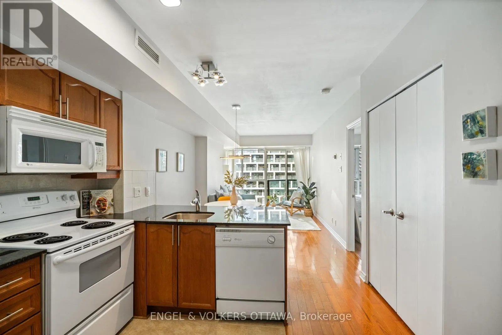 1403 - 445 LAURIER AVENUE W