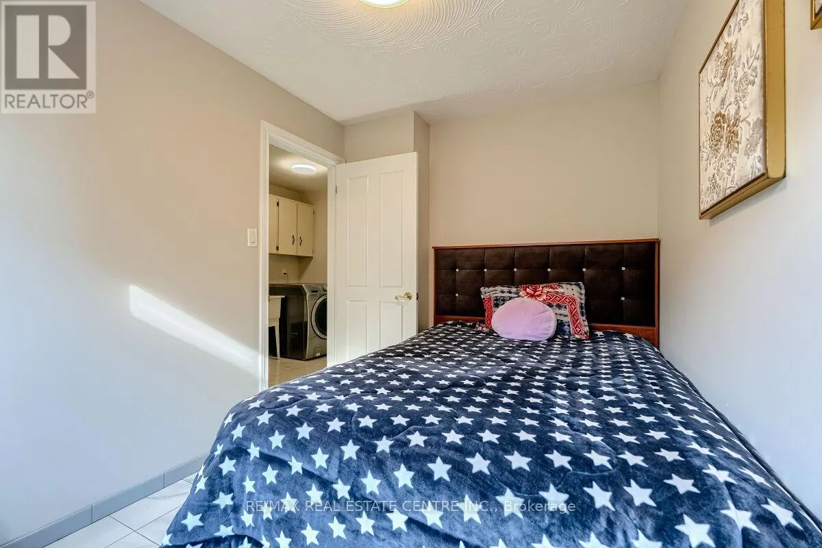 16 VOGUE COURT