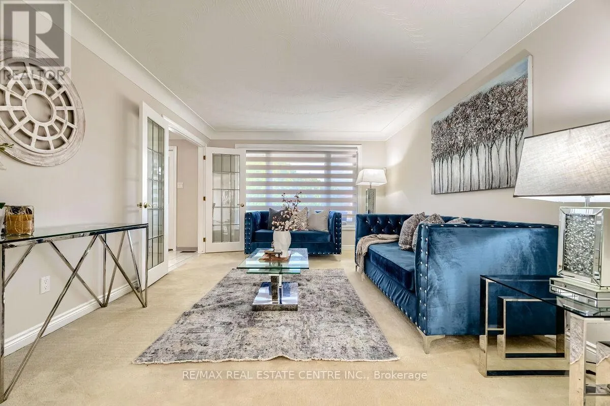 16 VOGUE COURT