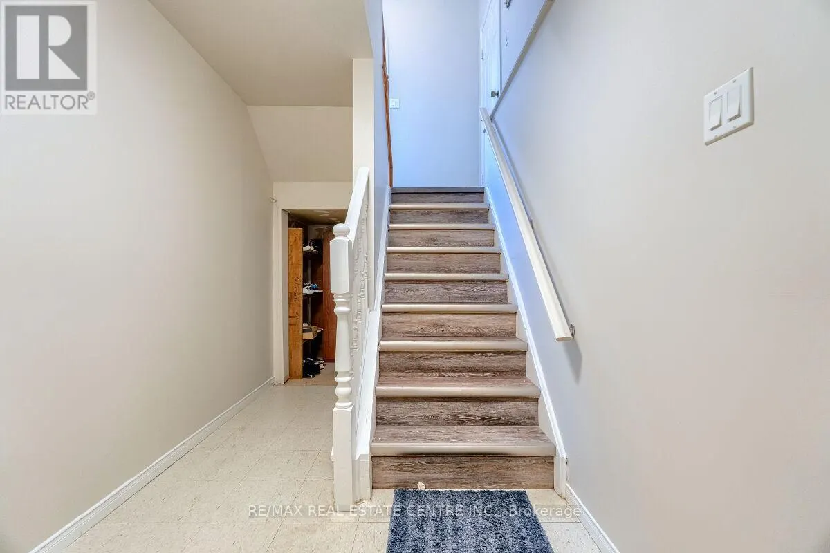 16 VOGUE COURT