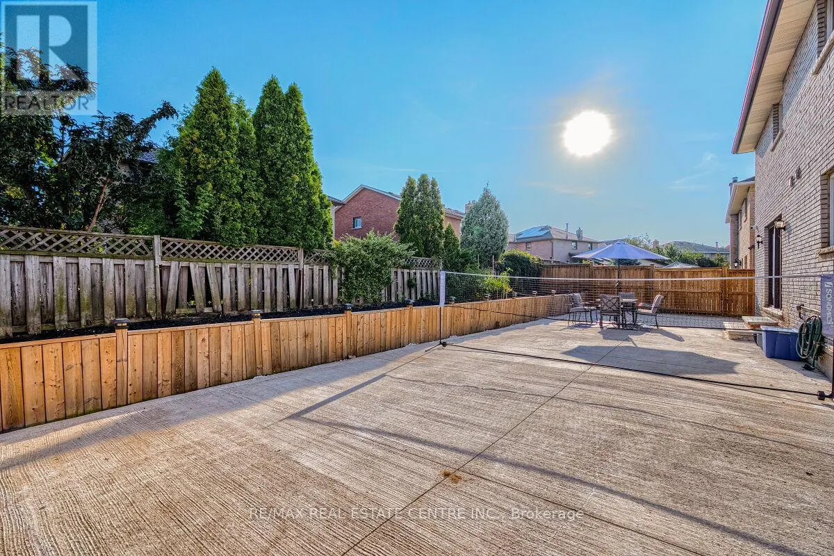 16 VOGUE COURT