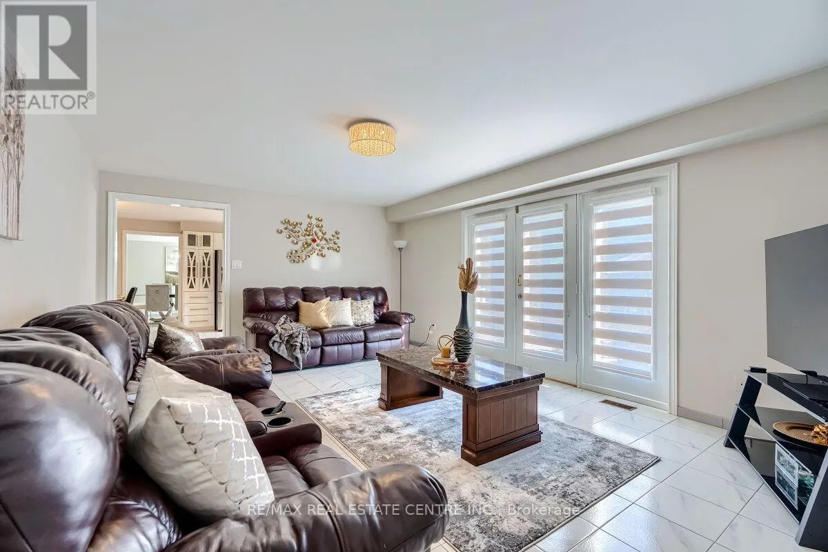 16 VOGUE COURT