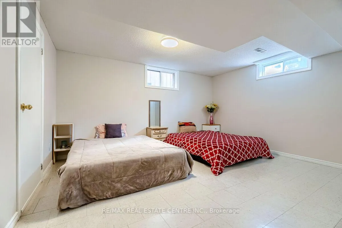 16 VOGUE COURT