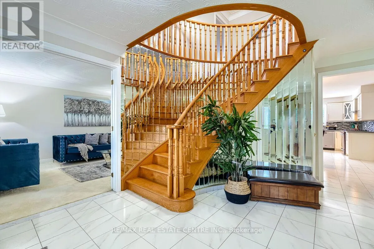 16 VOGUE COURT