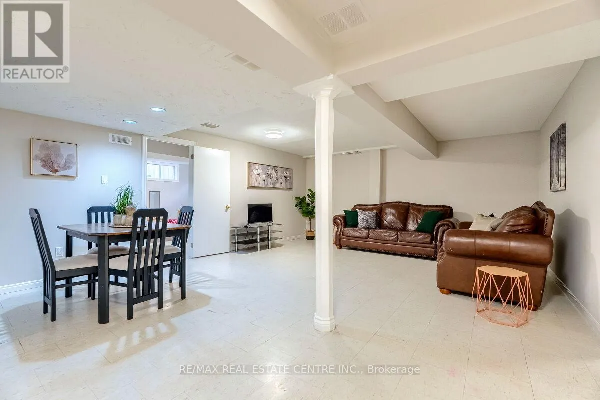 16 VOGUE COURT