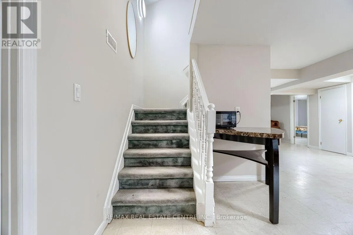 16 VOGUE COURT