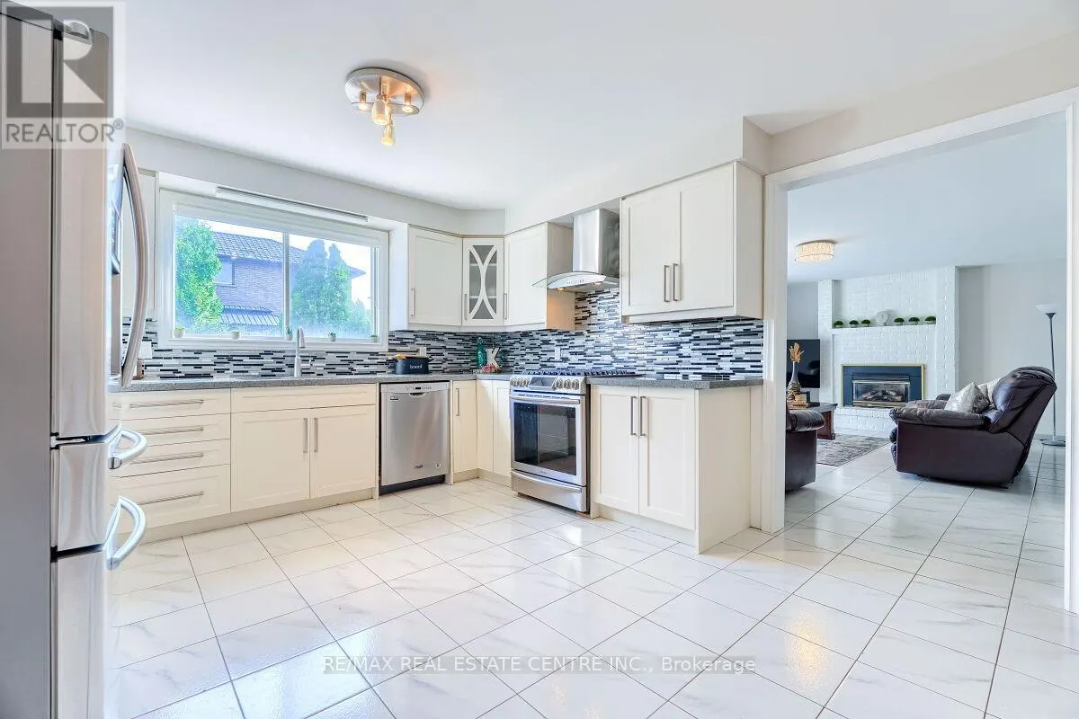 16 VOGUE COURT