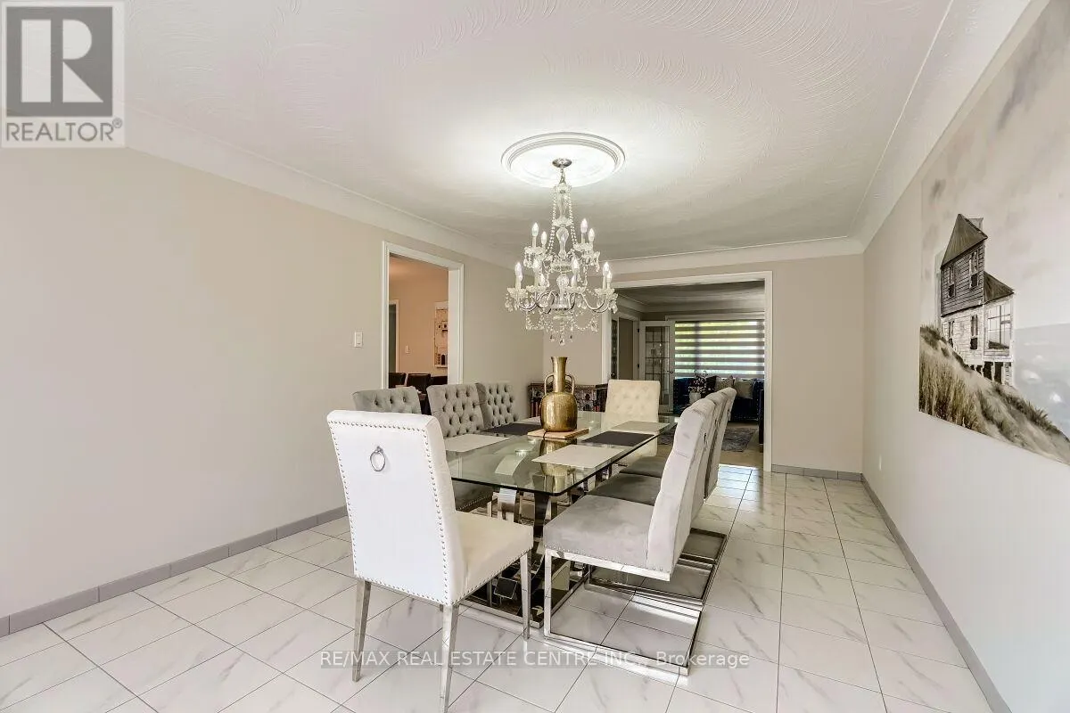 16 VOGUE COURT
