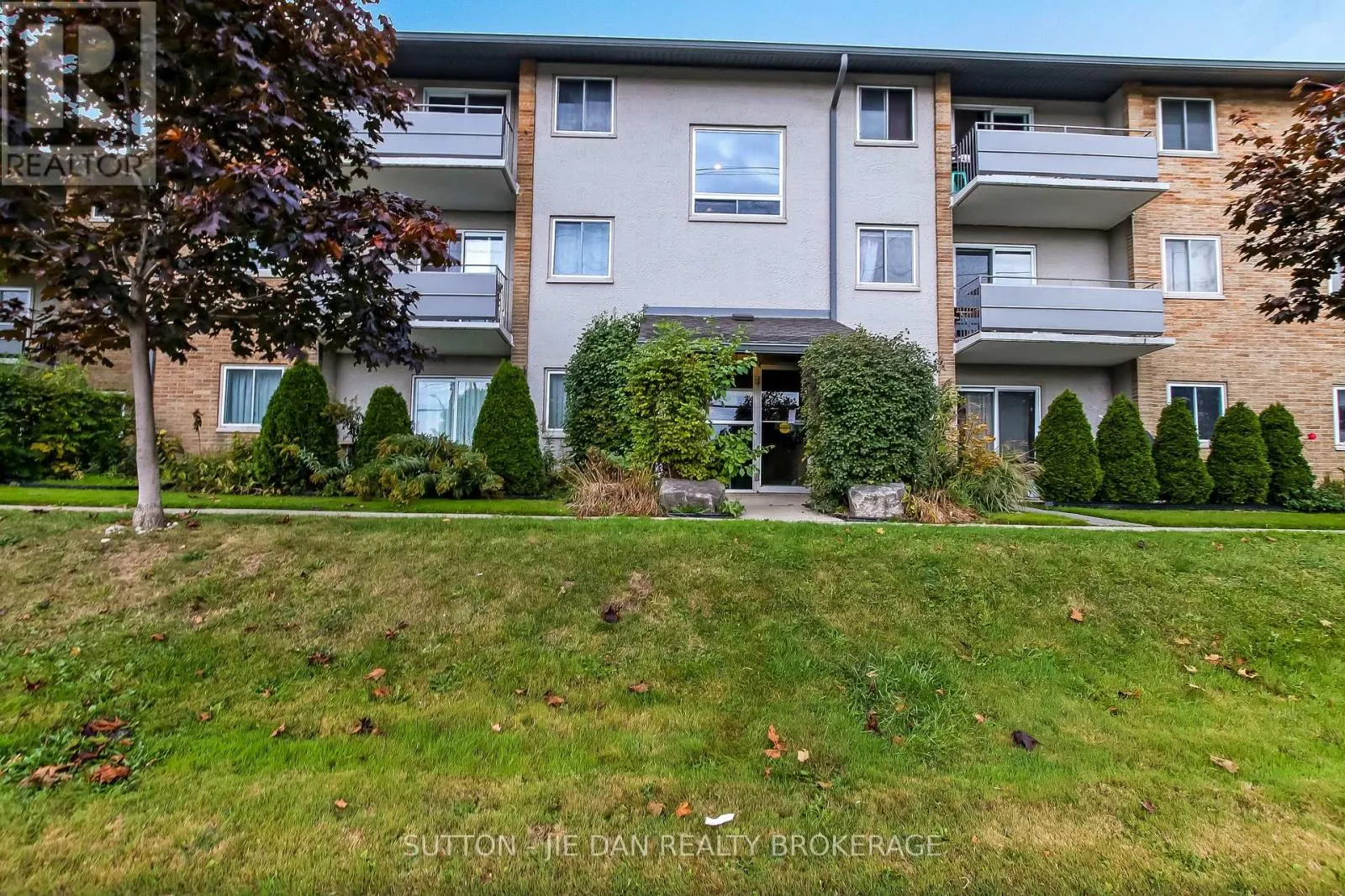11 - 635 WONDERLAND ROAD S, #11