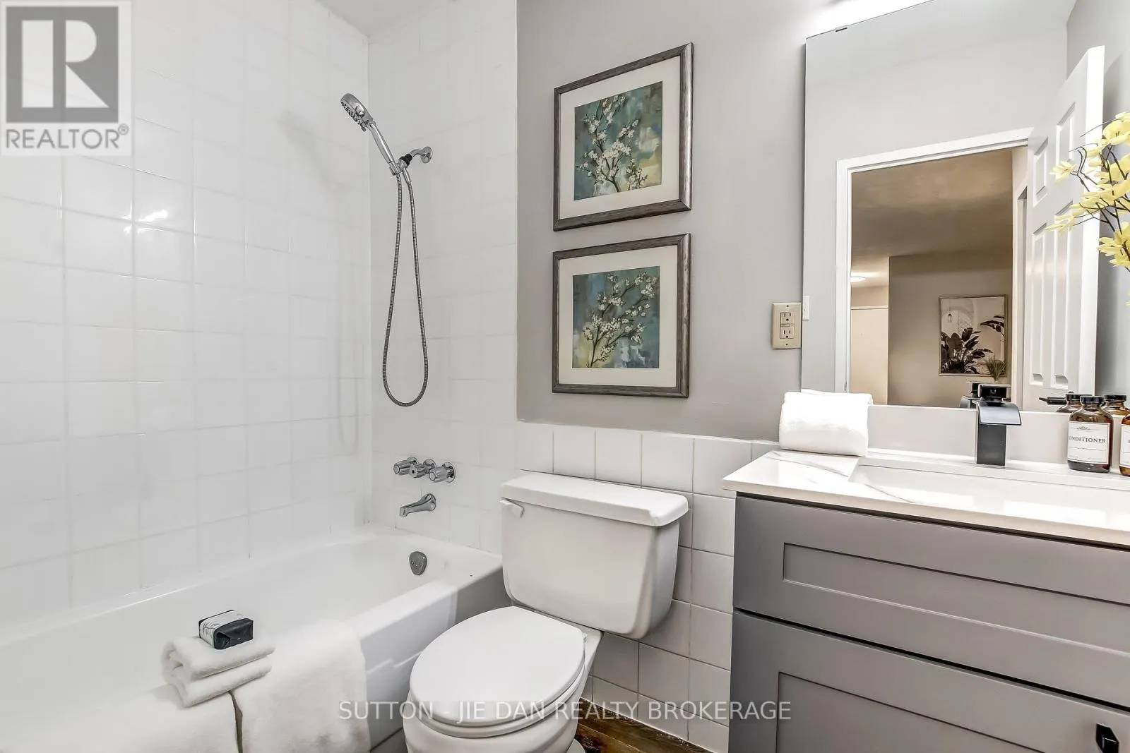 11 - 635 WONDERLAND ROAD S, #11