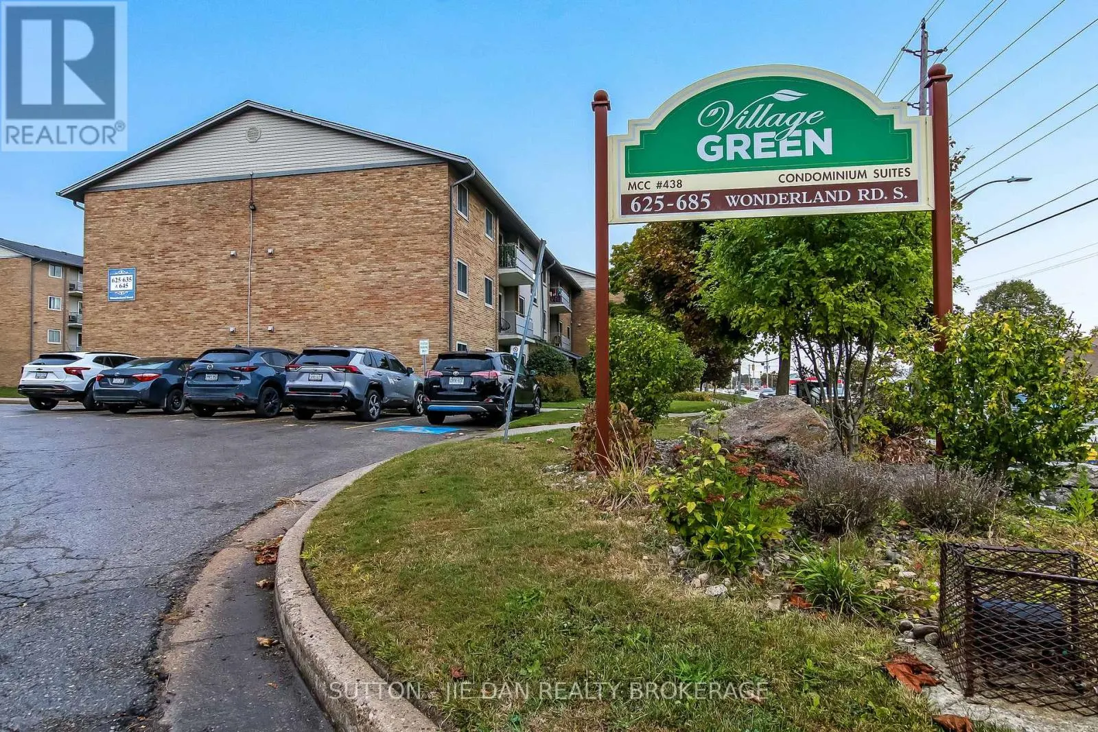 11 - 635 WONDERLAND ROAD S, #11