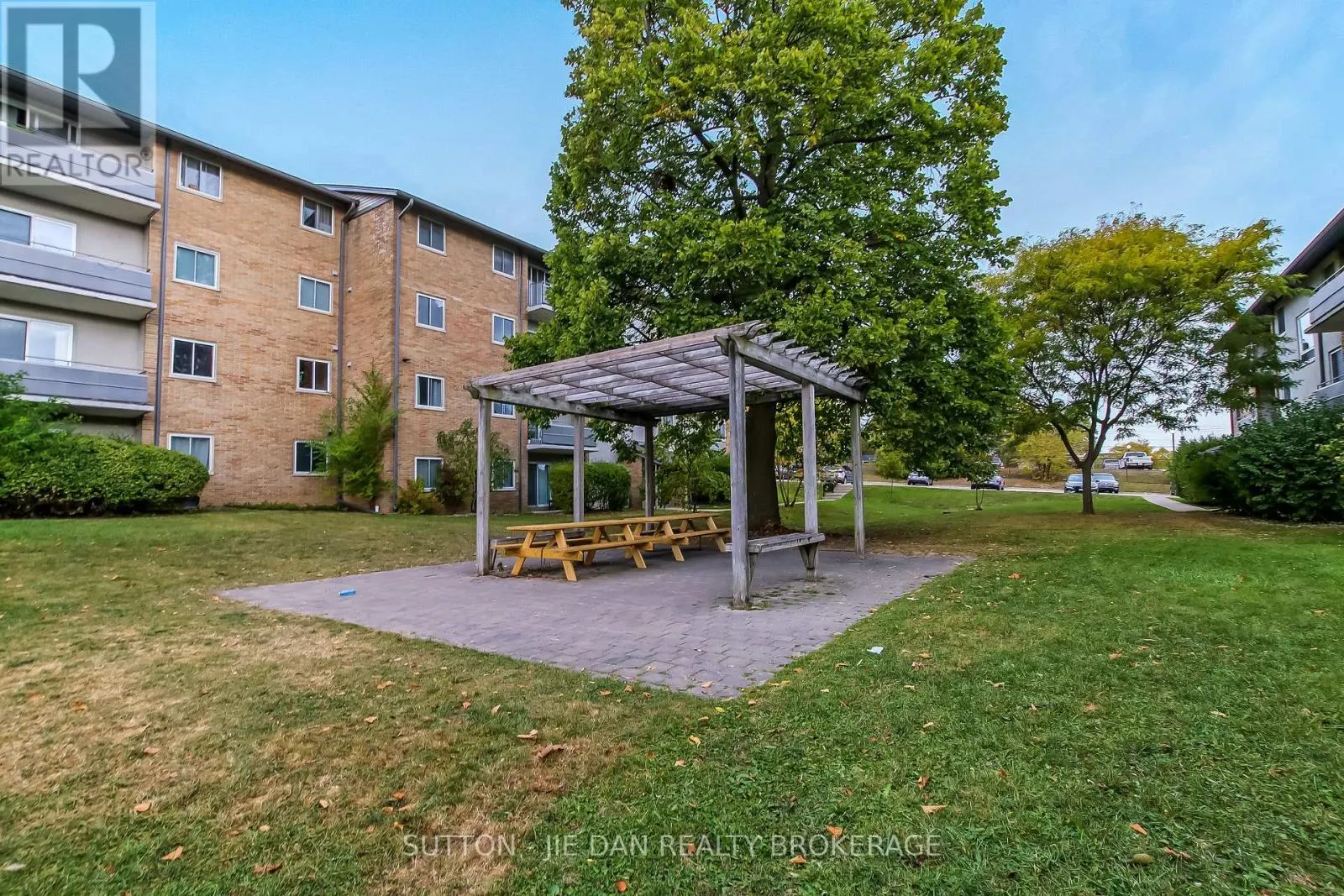 11 - 635 WONDERLAND ROAD S, #11
