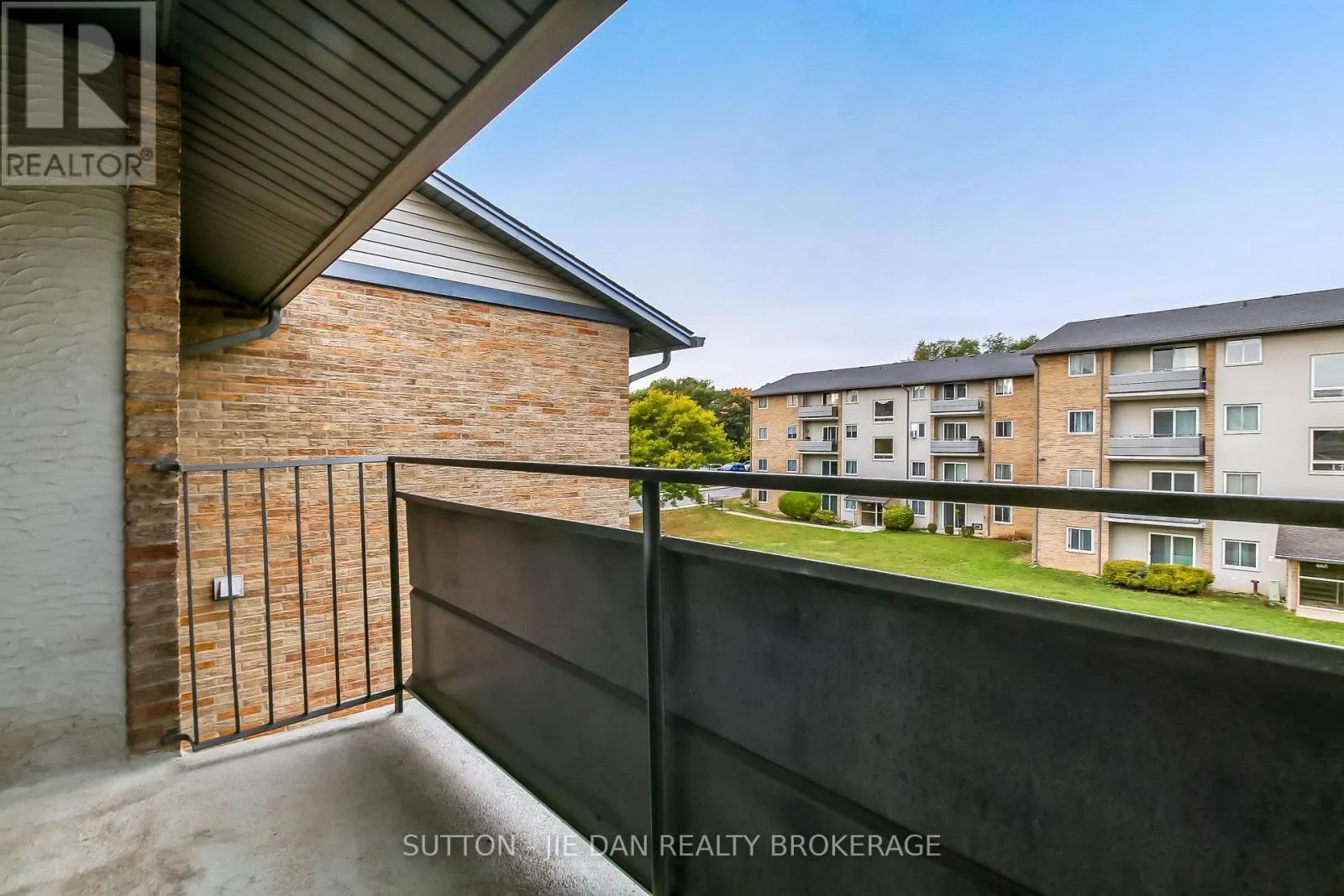 11 - 635 WONDERLAND ROAD S, #11