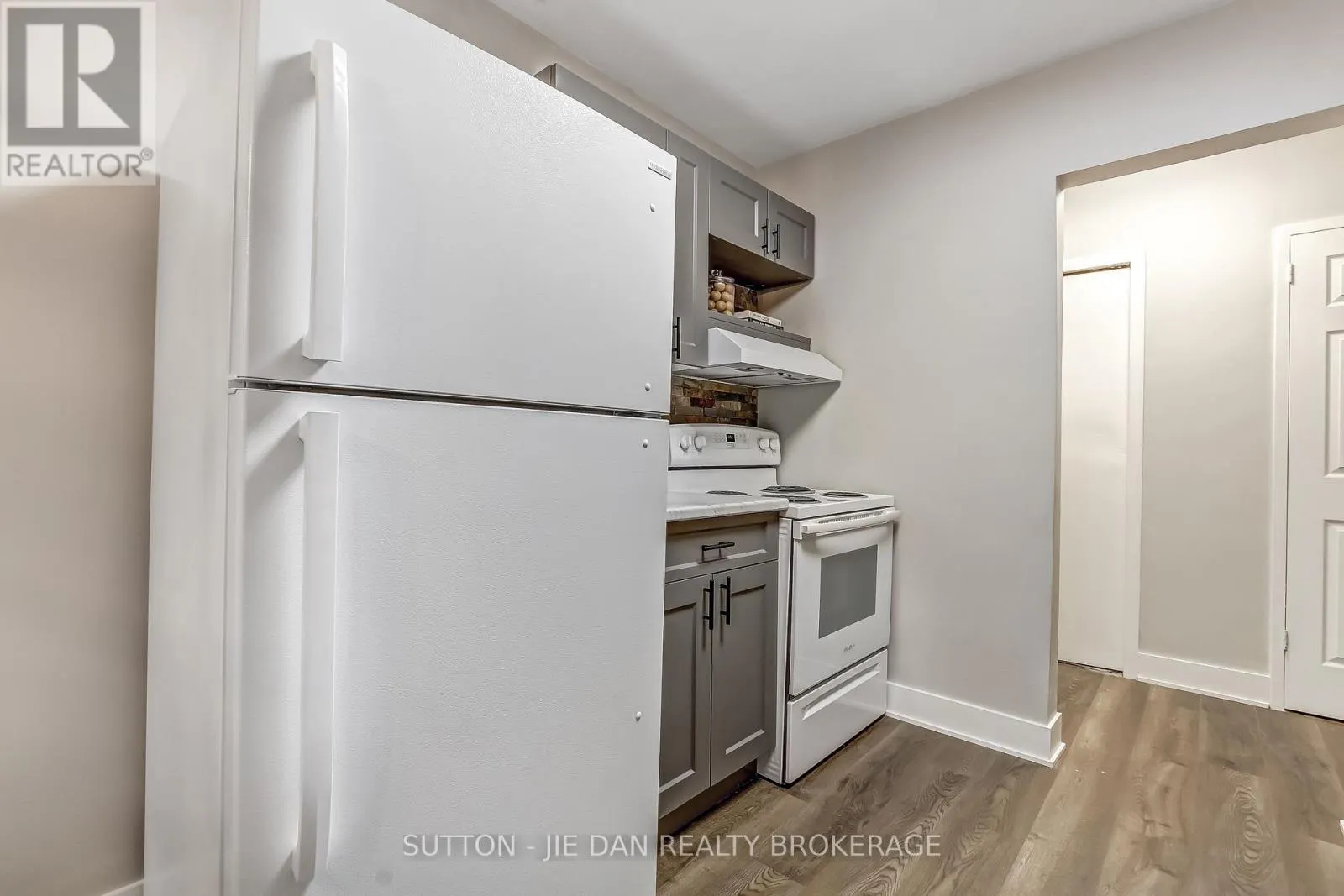 11 - 635 WONDERLAND ROAD S, #11