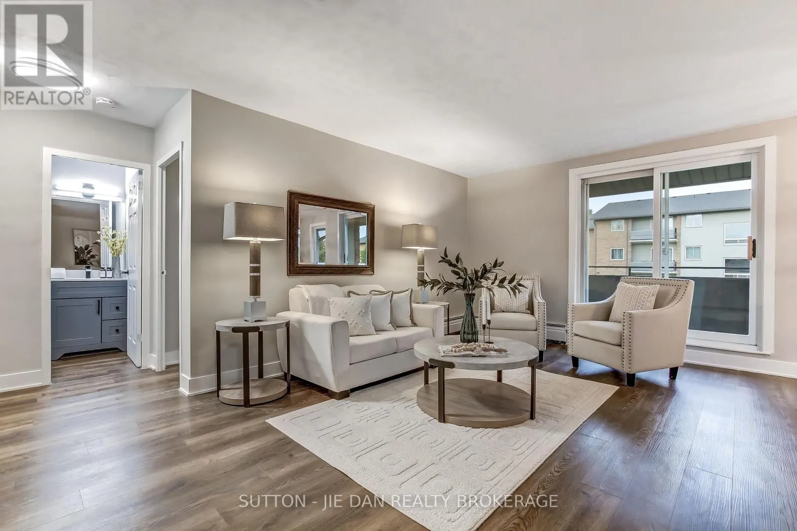 11 - 635 WONDERLAND ROAD S, #11