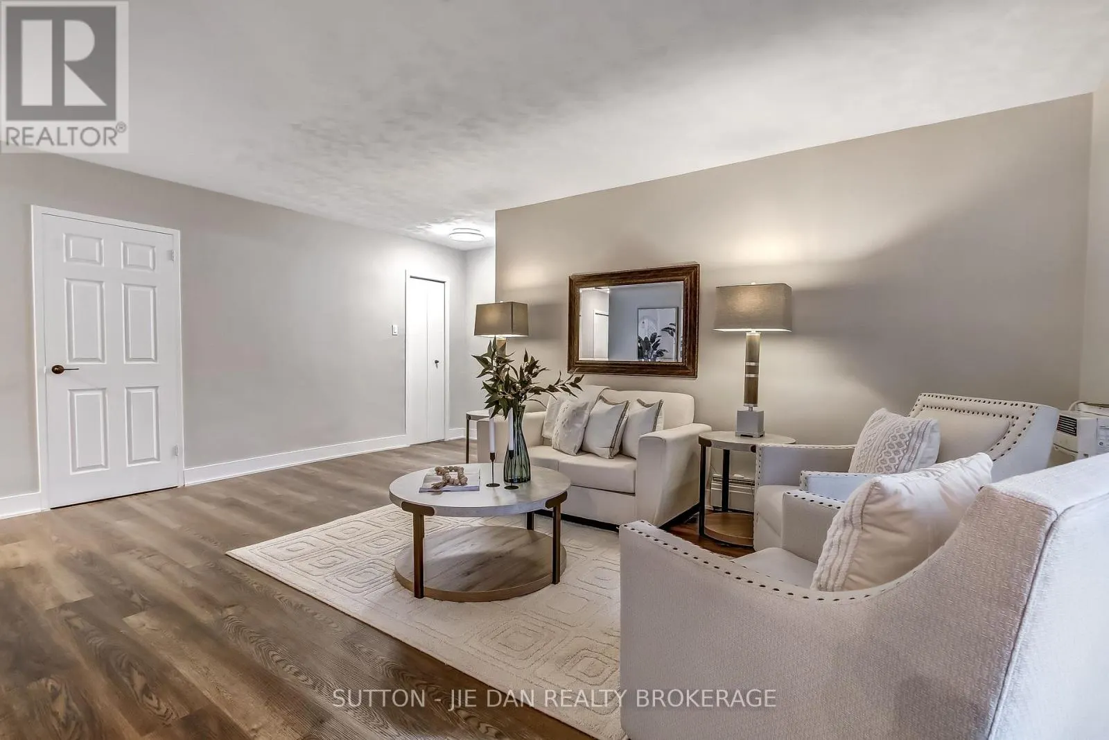 11 - 635 WONDERLAND ROAD S, #11