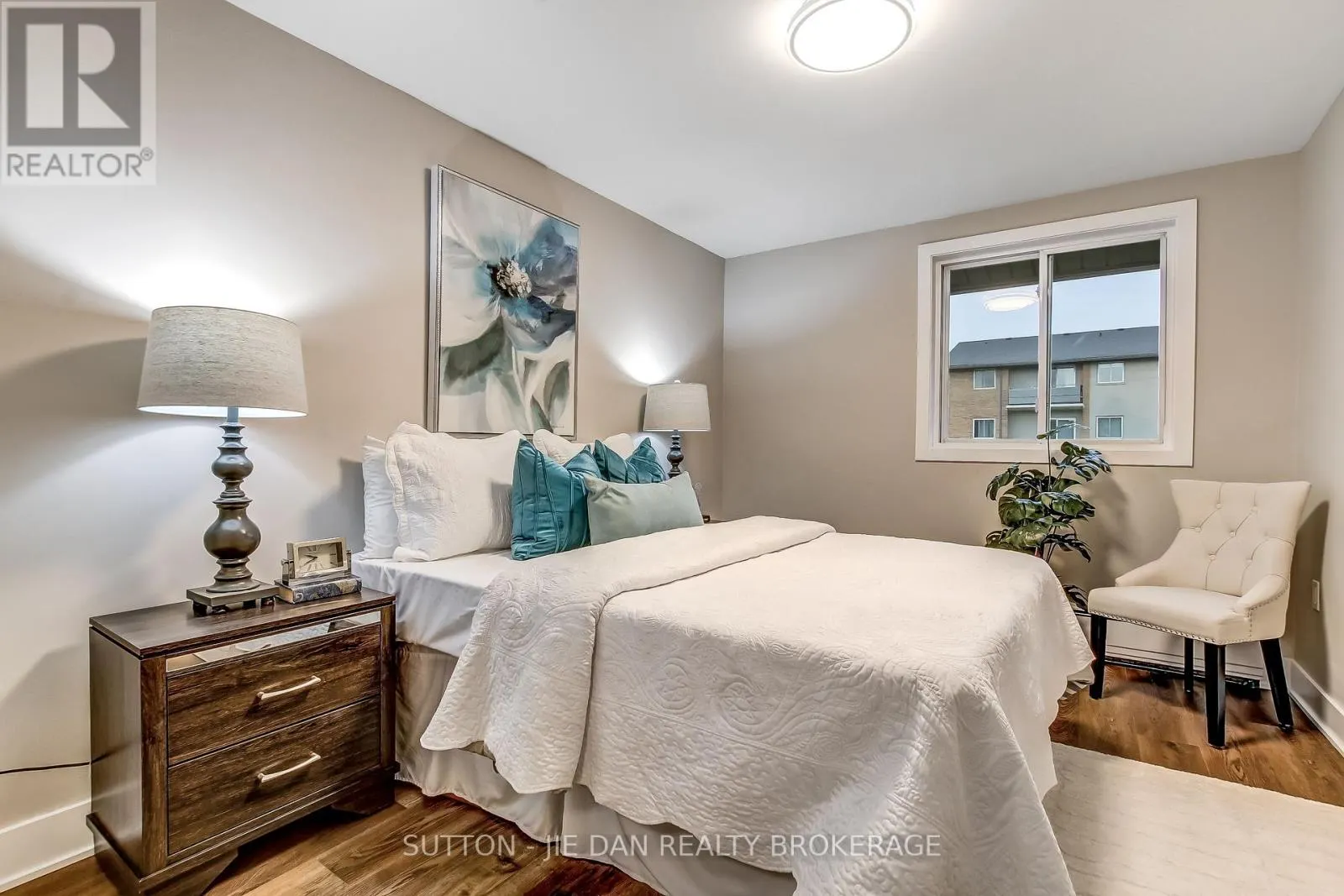 11 - 635 WONDERLAND ROAD S, #11