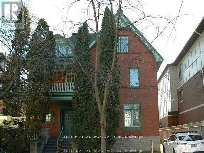 3 - 458 MACLAREN STREET
