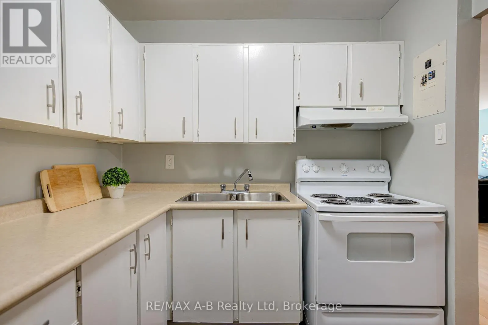101 - 583 MORNINGTON AVENUE, #101