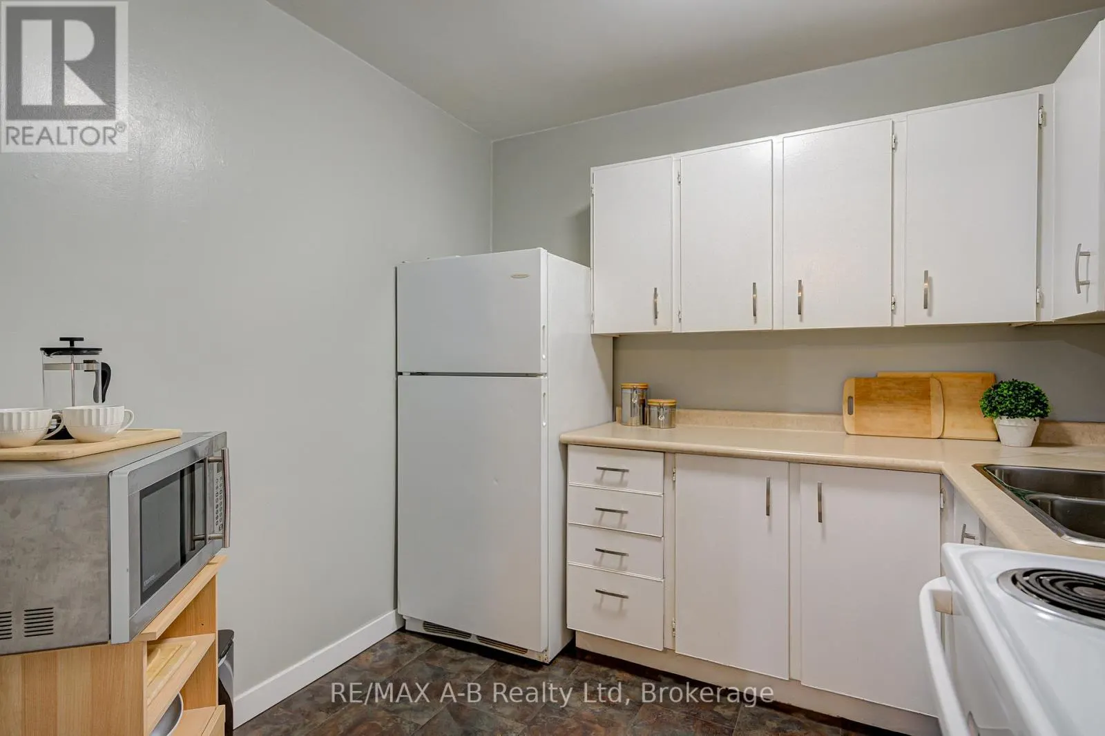 101 - 583 MORNINGTON AVENUE, #101