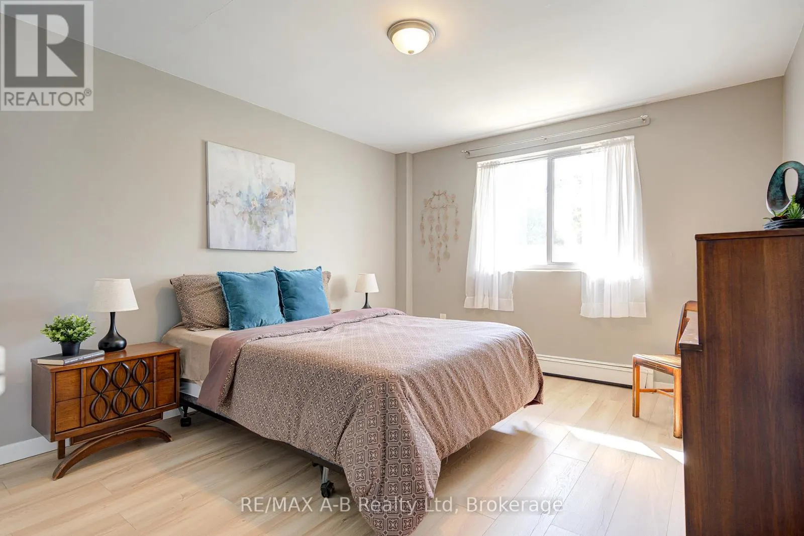 101 - 583 MORNINGTON AVENUE, #101