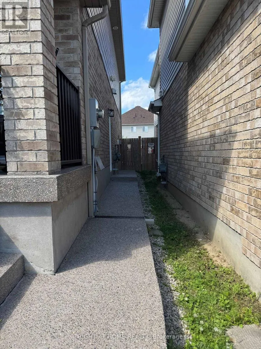 LOWER - 174 CURZON CRESCENT