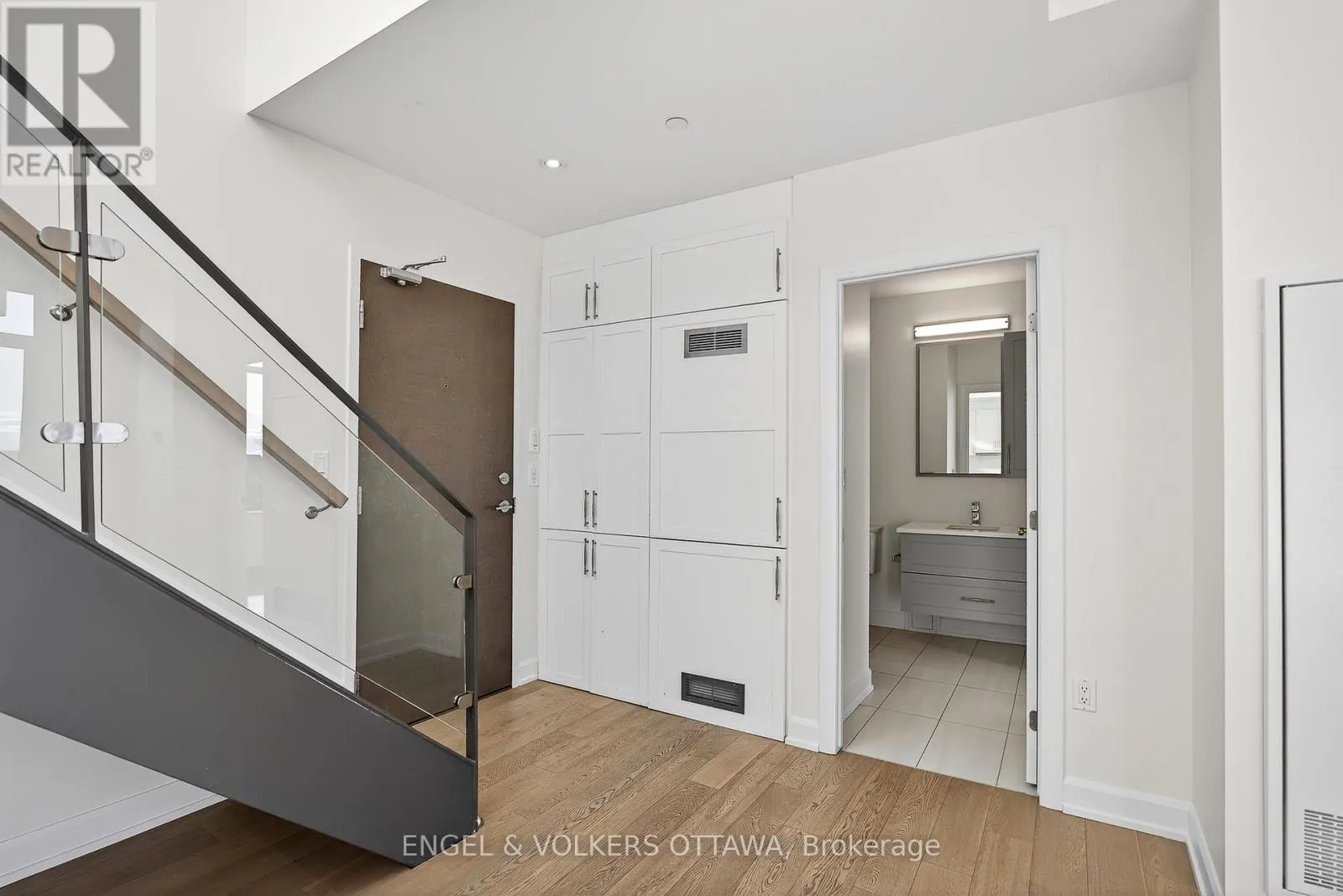 608 - 10 ROSEMOUNT AVENUE