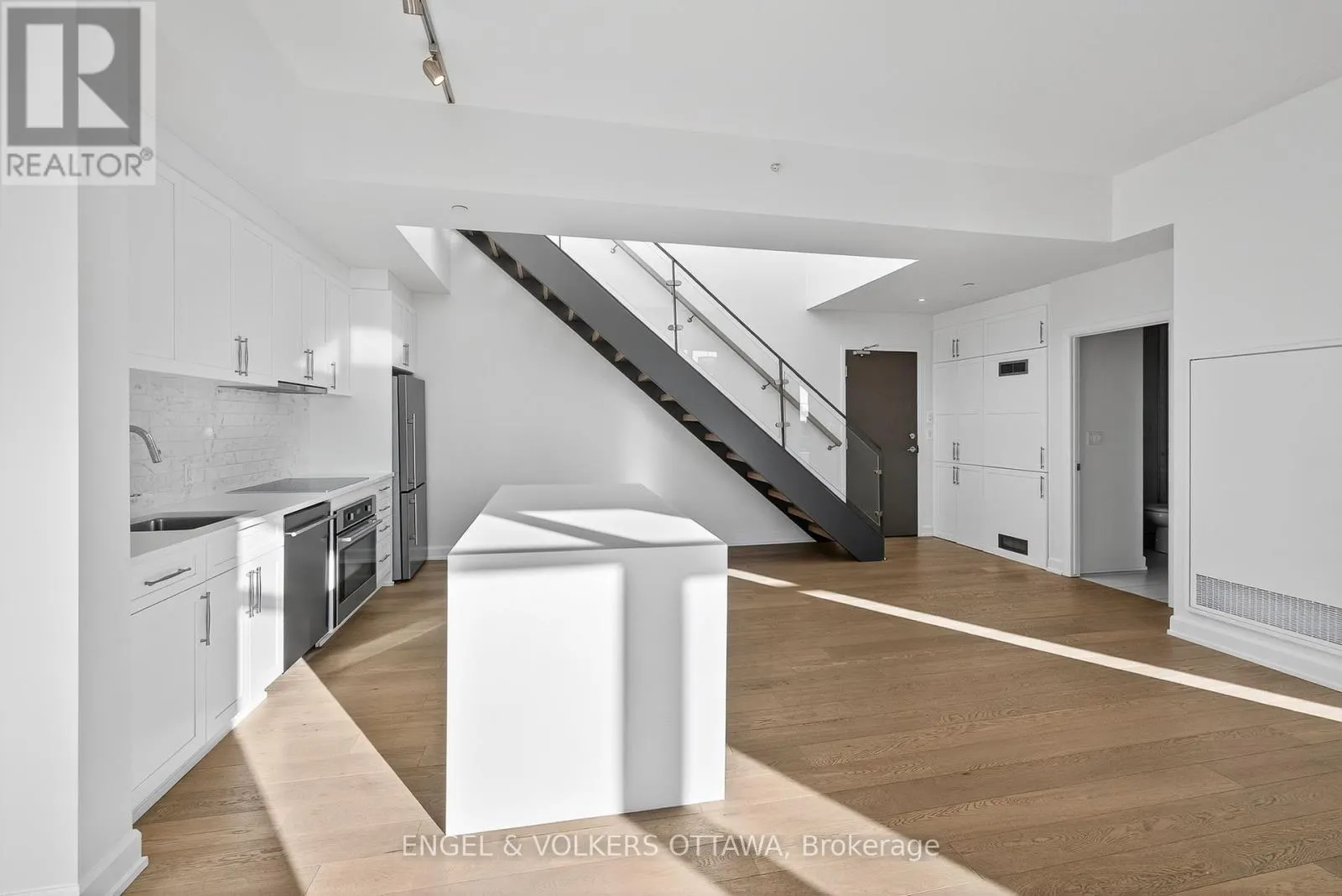 608 - 10 ROSEMOUNT AVENUE