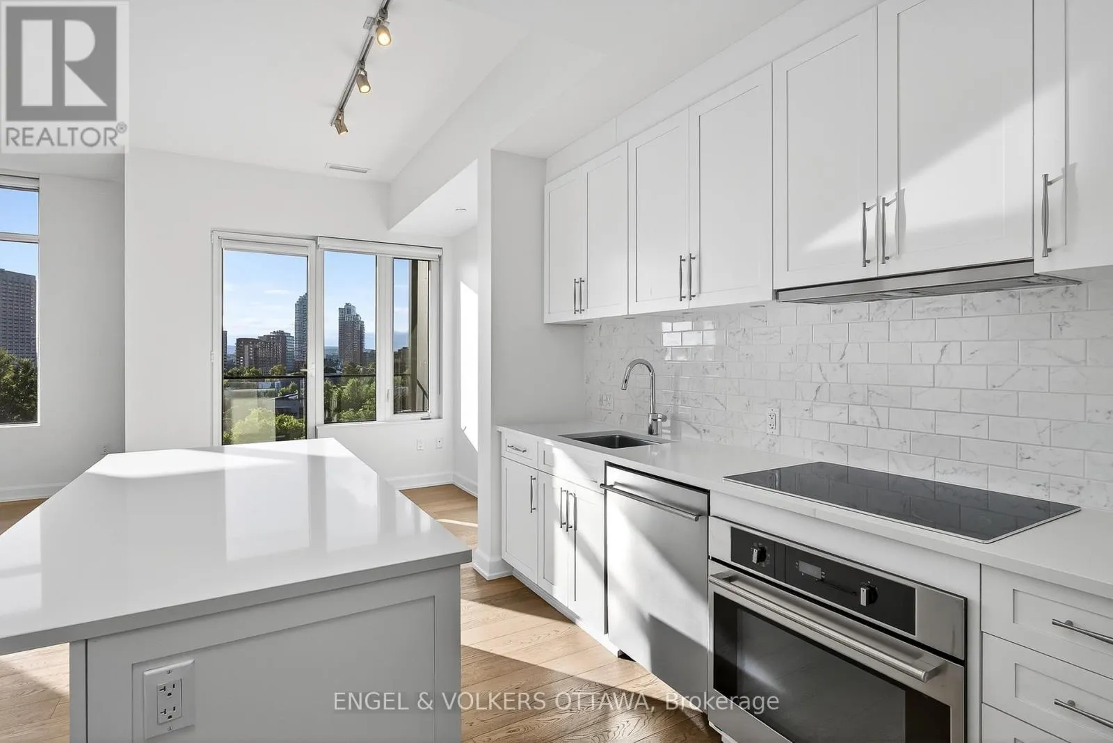 608 - 10 ROSEMOUNT AVENUE