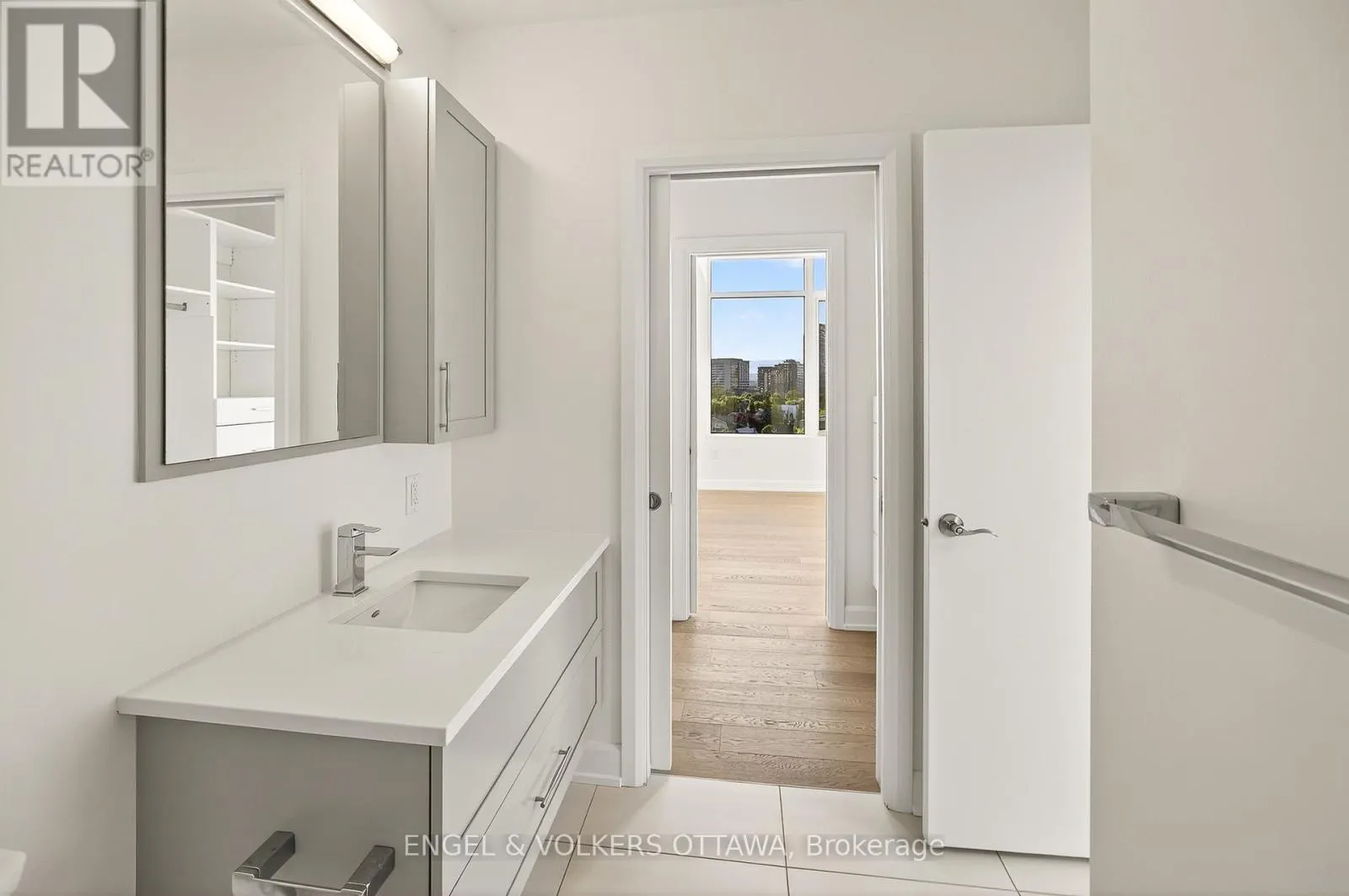 608 - 10 ROSEMOUNT AVENUE