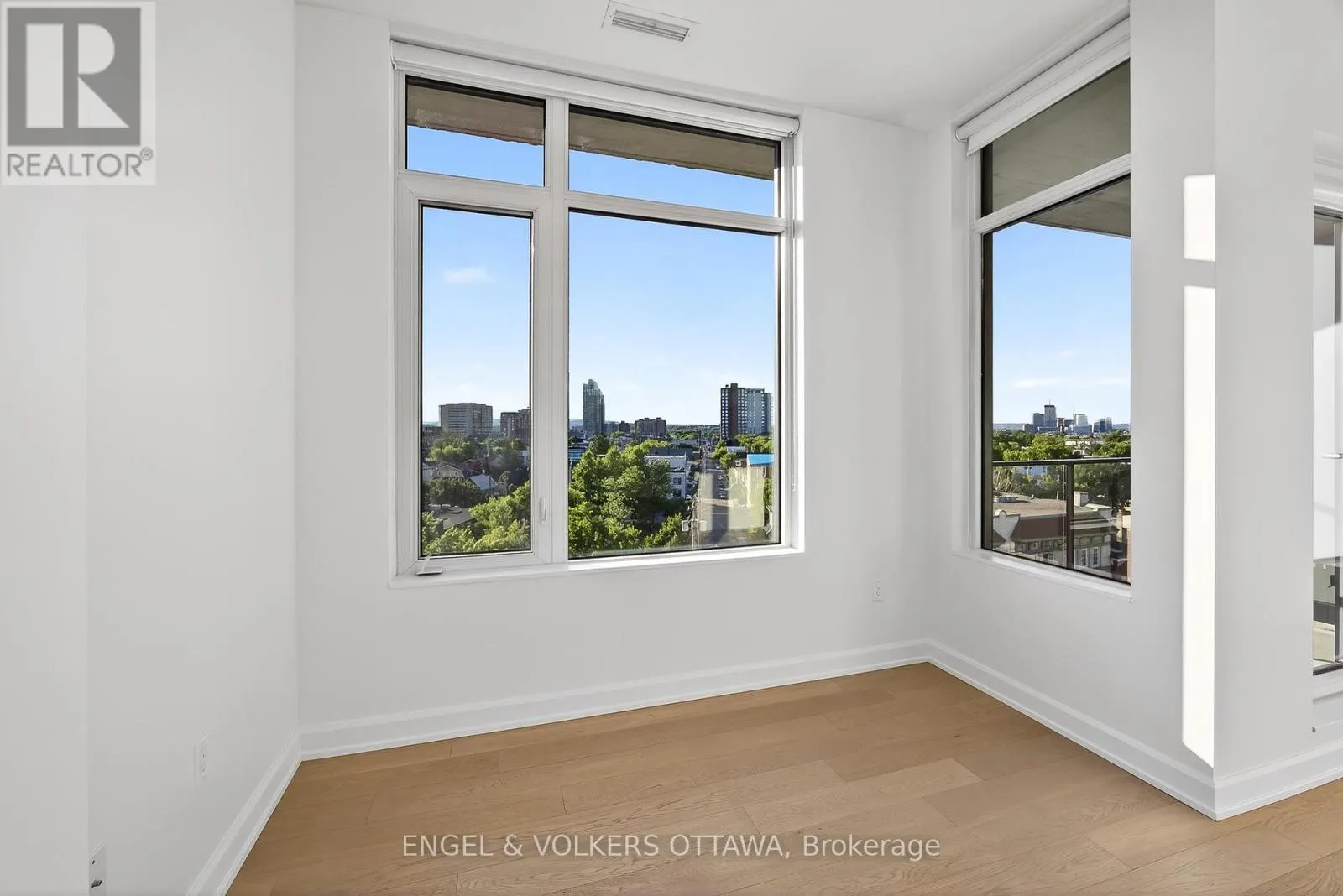 608 - 10 ROSEMOUNT AVENUE