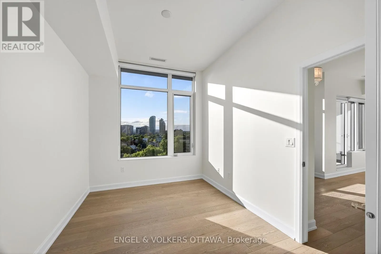 608 - 10 ROSEMOUNT AVENUE