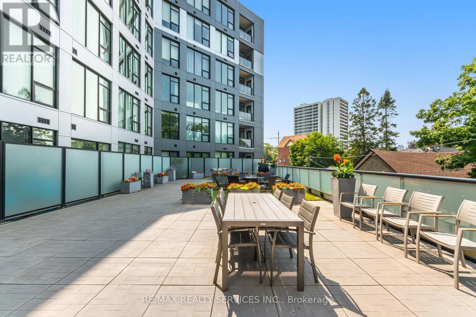 311 - 690 KING STREET W