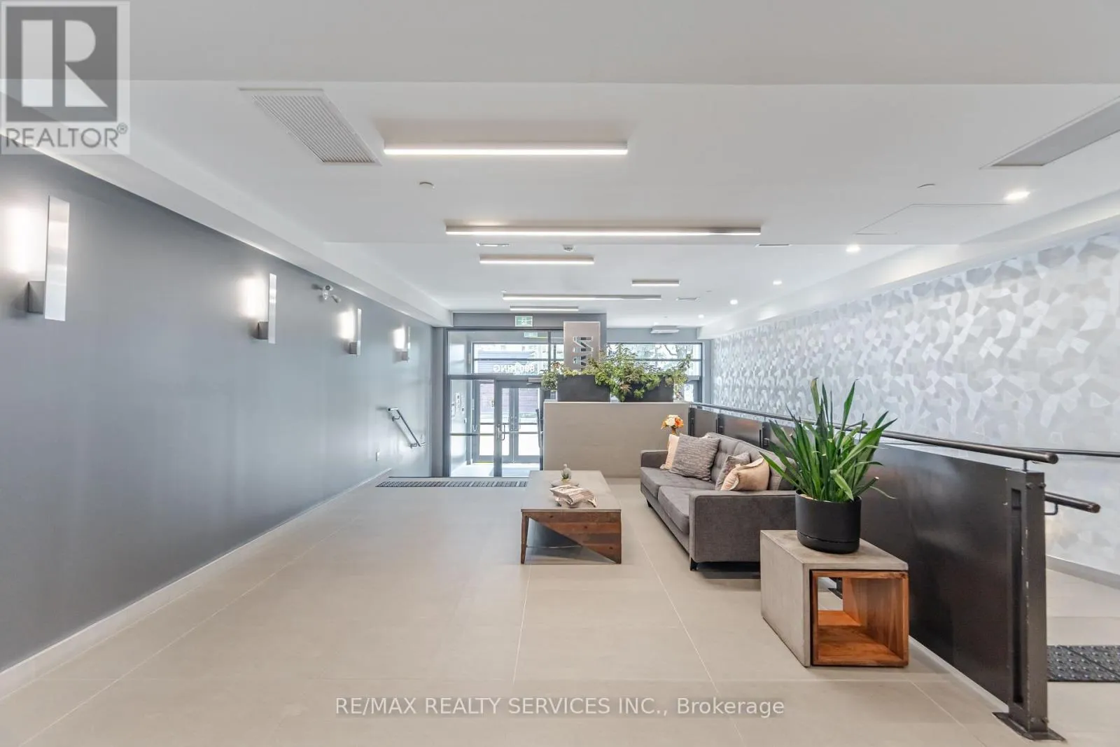 311 - 690 KING STREET W