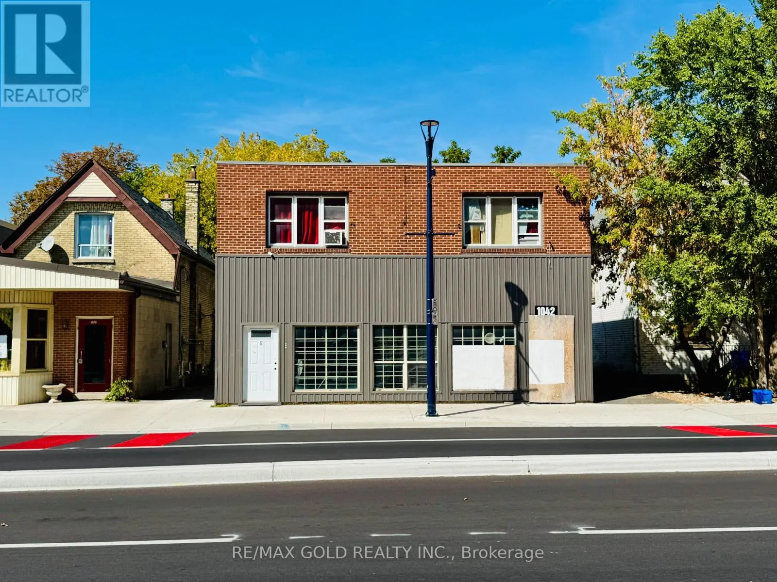 1042 DUNDAS STREET