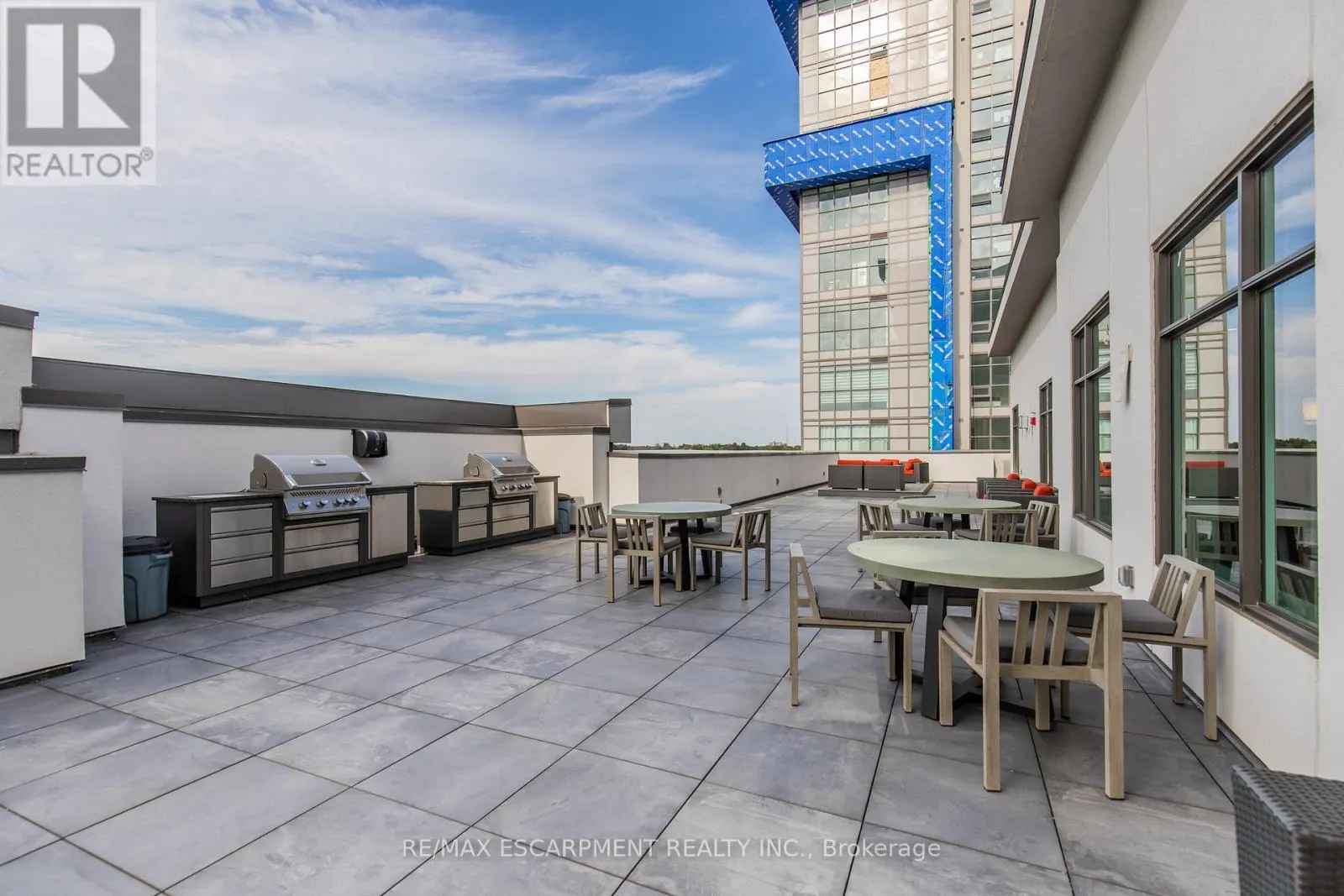 318 - 450 DUNDAS STREET