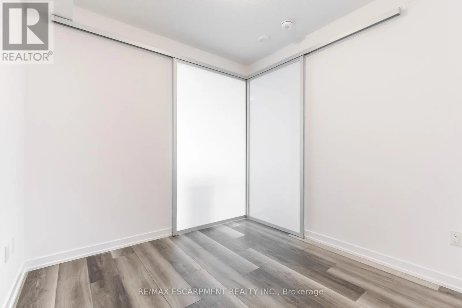 318 - 450 DUNDAS STREET