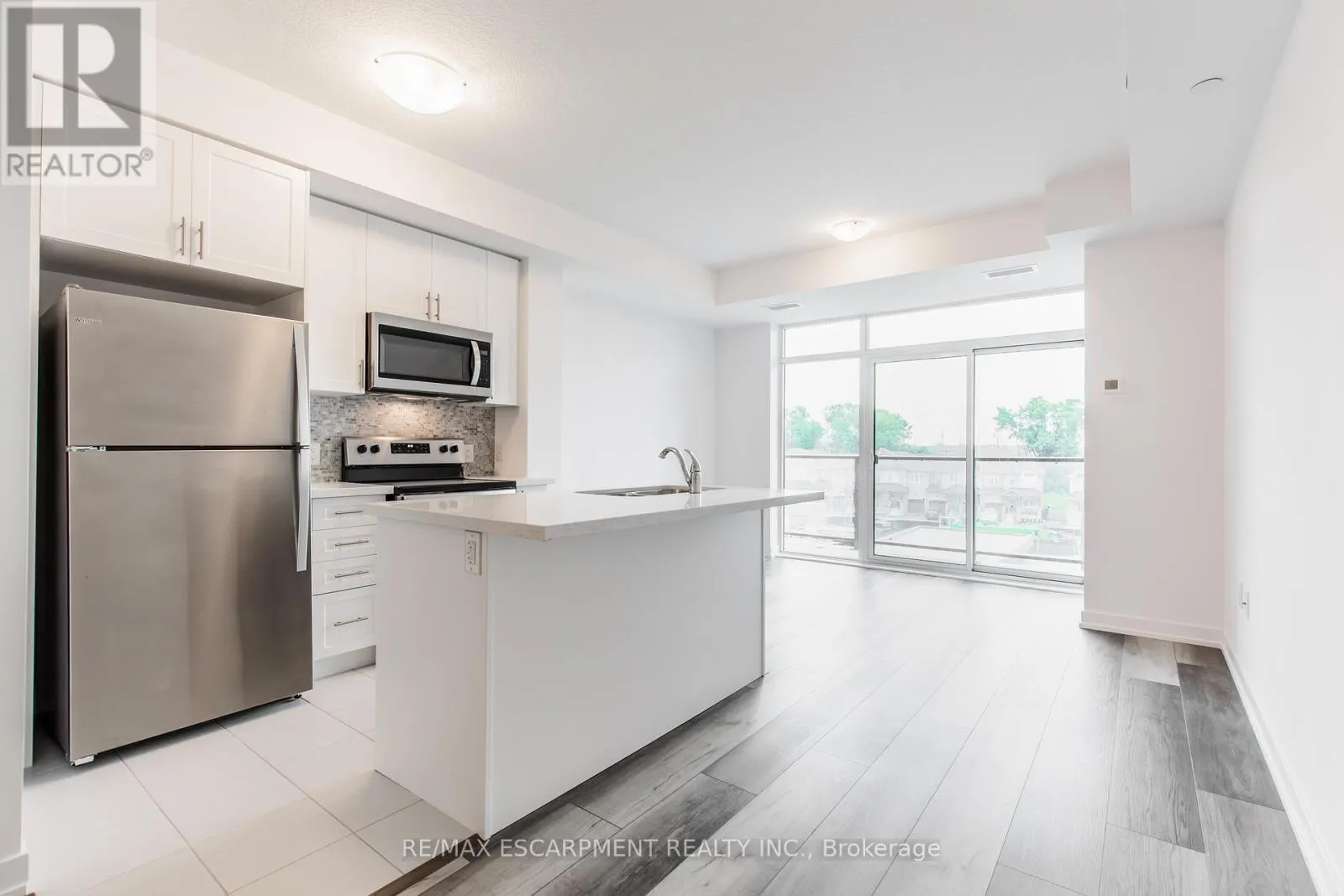 318 - 450 DUNDAS STREET