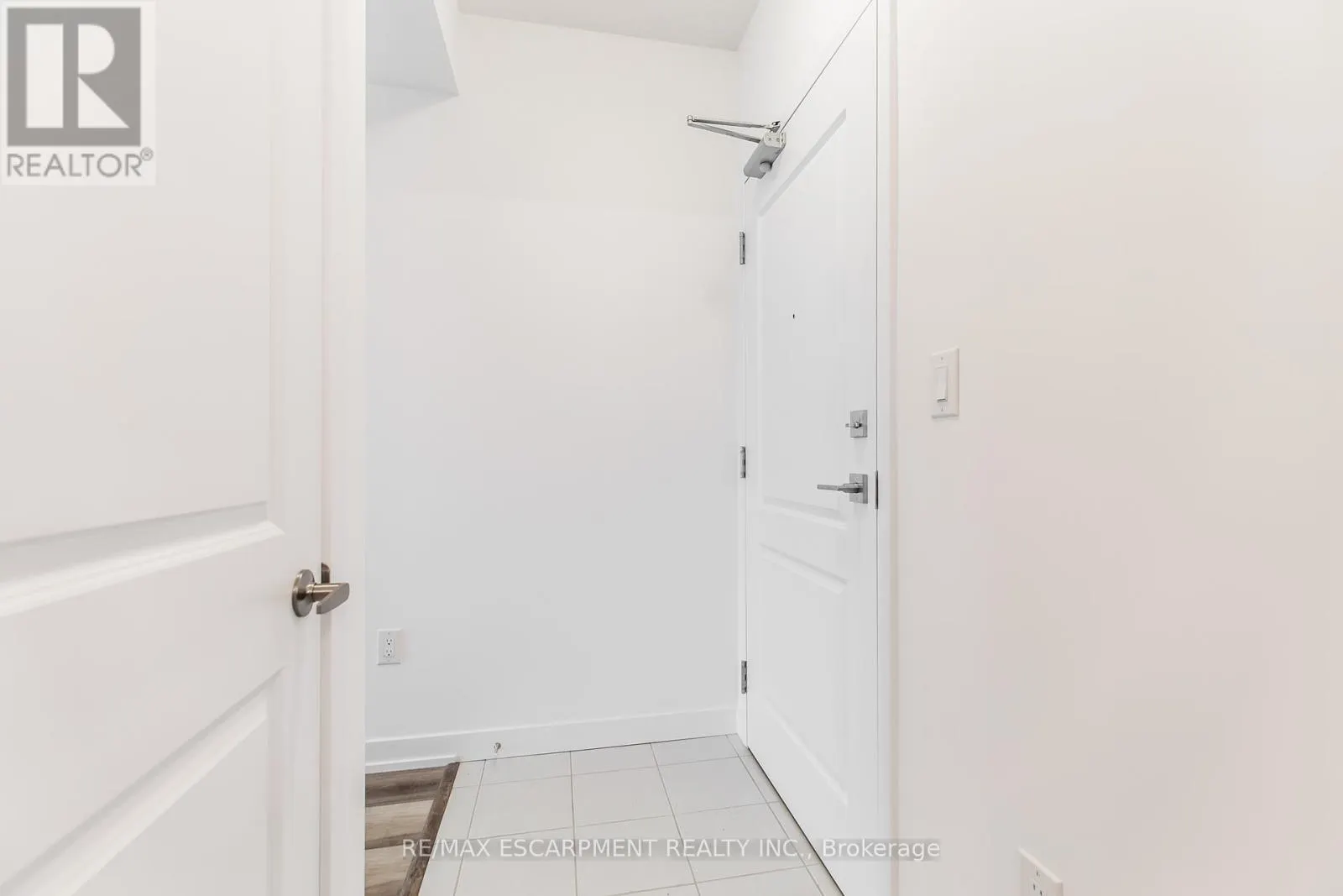 318 - 450 DUNDAS STREET